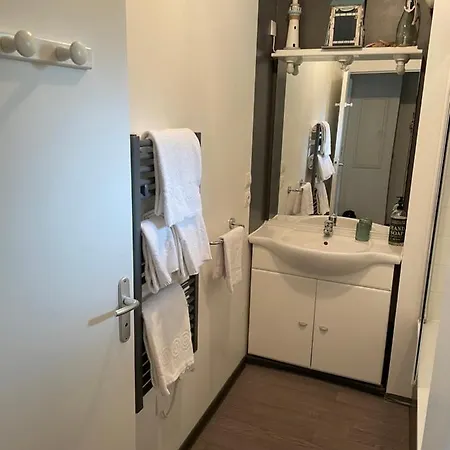 Le Voilier. Honfleur T2 Dans Avec Piscine